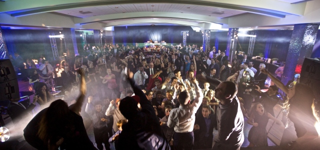 Sp�cialistes du mariage et Mitzvah au Montr�al | Producteurs de mariages et d'�v�nements � Montr�al - artistes en direct, DJ's pour mariages, c�r�monies de mariage, danseurs, mariages et �v�nements, �clairage pour votre mariage et moments sp�ciaux.