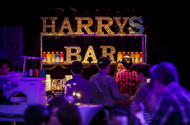 Sp�cialistes du mariage et Mitzvah au Montr�al | Producteurs de mariages et d'�v�nements � Montr�al - artistes en direct, DJ's pour mariages, c�r�monies de mariage, danseurs, mariages et �v�nements, �clairage pour votre mariage et moments sp�ciaux.