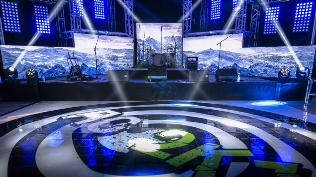 Sp�cialistes du mariage et Mitzvah au Montr�al | Producteurs de mariages et d'�v�nements � Montr�al - artistes en direct, DJ's pour mariages, c�r�monies de mariage, danseurs, mariages et �v�nements, �clairage pour votre mariage et moments sp�ciaux.