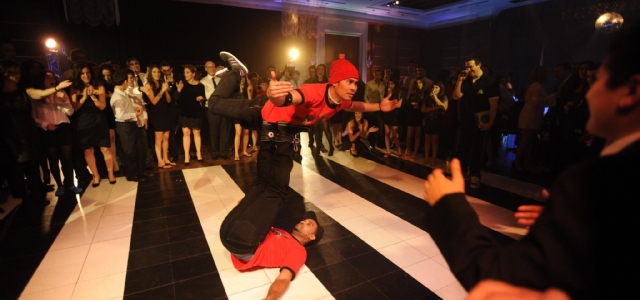 Sp�cialistes du mariage et Mitzvah au Montr�al | Producteurs de mariages et d'�v�nements � Montr�al - artistes en direct, DJ's pour mariages, c�r�monies de mariage, danseurs, mariages et �v�nements, �clairage pour votre mariage et moments sp�ciaux.